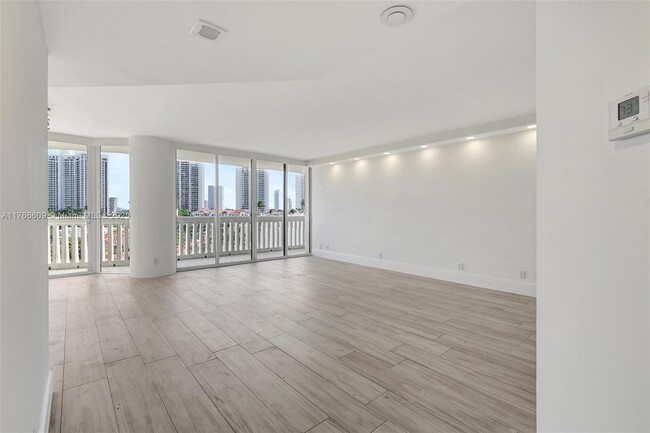 1000 E Island Blvd in Aventura, FL - Foto de edificio - Building Photo