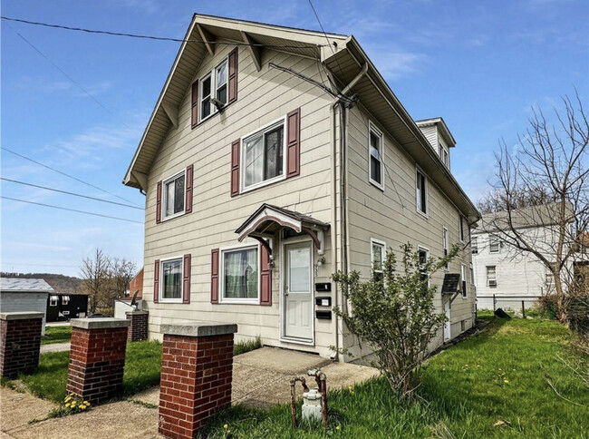 935 Drey St, Unit #2 in New Kensington, PA - Building Photo - Building Photo