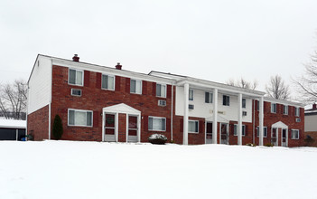 Central Park West Townhomes in Austintown, OH - Foto de edificio - Building Photo