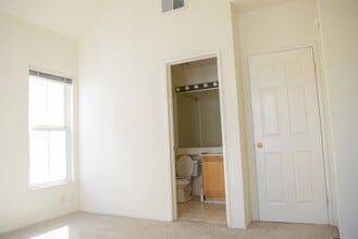 205 Town Green Ln in Foster City, CA - Foto de edificio - Building Photo