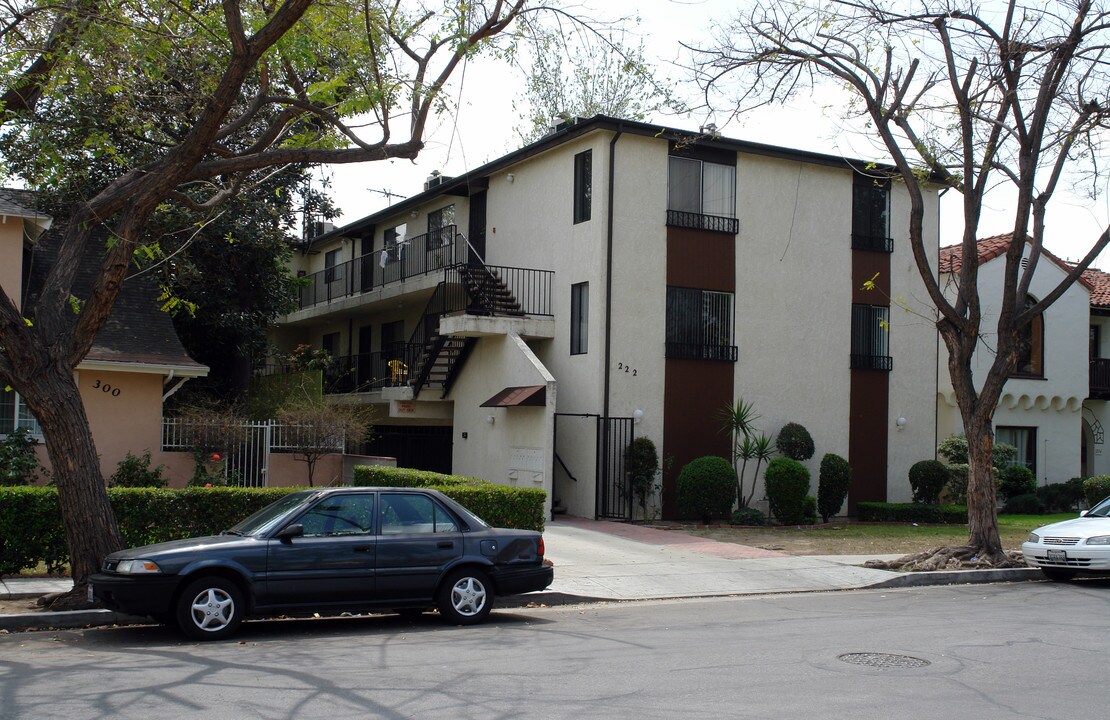 222 E Windsor Rd in Glendale, CA - Foto de edificio