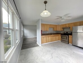 31 Lakeside Blvd in Hopatcong, NJ - Foto de edificio - Building Photo