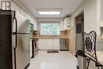 10 Blenheim Dr in Brampton, ON - Building Photo - Building Photo