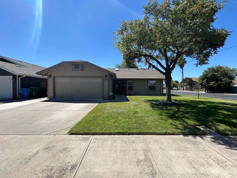 2088 Shadow Park Dr in Turlock, CA - Building Photo