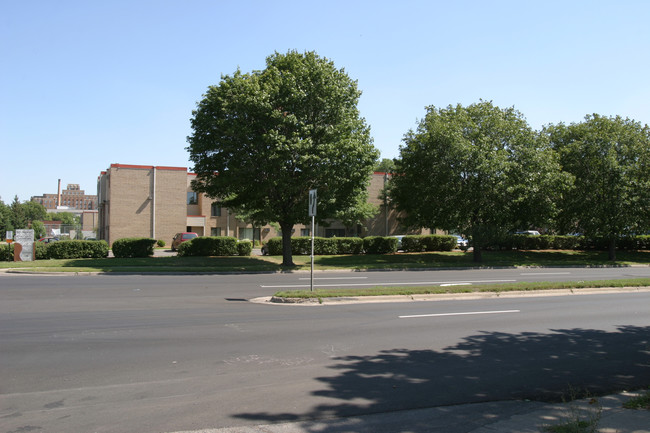 Como Place Apartments in St. Paul, MN - Building Photo - Building Photo