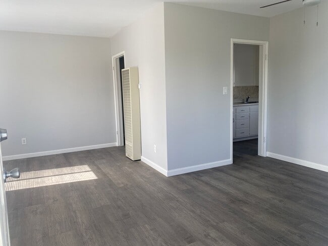 2245 Granada Ave in Long Beach, CA - Building Photo - Building Photo