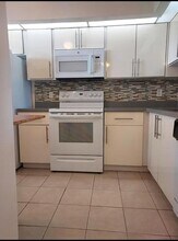 113 Lake Emerald Dr, Unit 102 in Oakland Park, FL - Building Photo - Building Photo