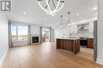 104 Ploughshare Rd in Ottawa, ON - Building Photo - Building Photo