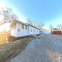 2716 Maple St in Des Moines, IA - Building Photo