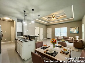 913 E Seidemann St in Seguin, TX - Building Photo - Building Photo