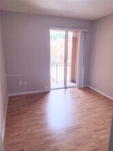 654 SW 106th Ave in Pembroke Pines, FL - Foto de edificio - Building Photo