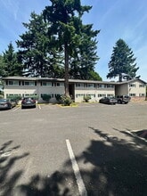 Villa 162 Apartments in Portland, OR - Foto de edificio - Building Photo