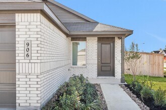 906 Lago Laceno Ln in Huffman, TX - Building Photo - Building Photo