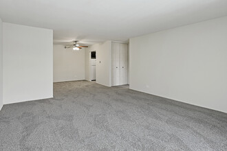 ReNew Lake Arlington in Wheeling, IL - Building Photo - Building Photo