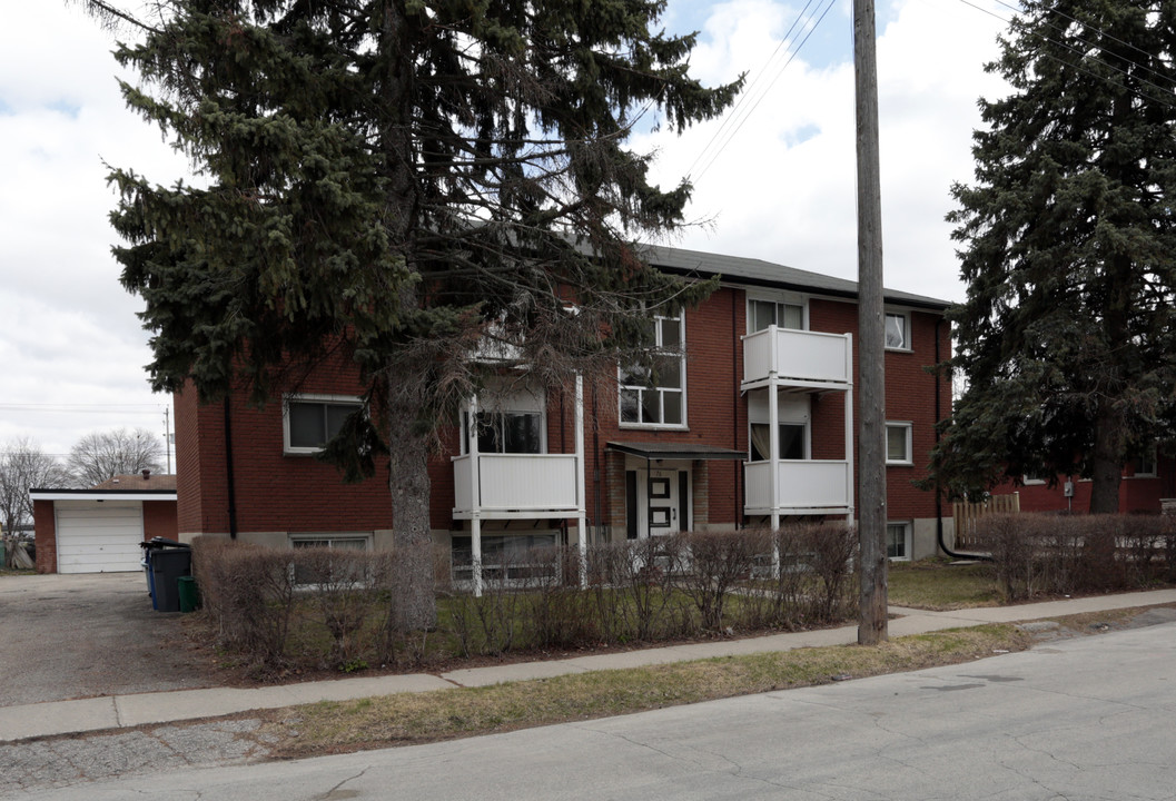 76 Bond St in Kitchener, ON - Building Photo