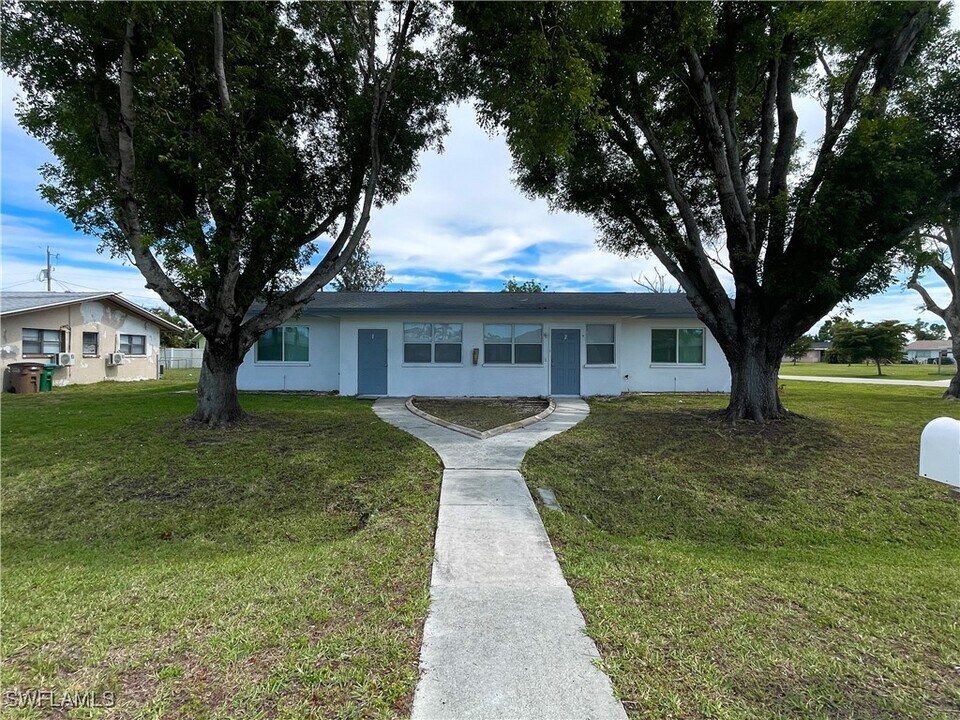 4839 Tudor Dr in Cape Coral, FL - Foto de edificio