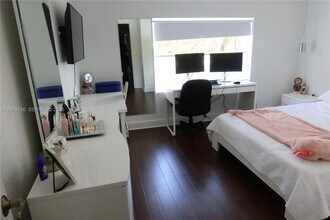 10923 NW 70th St in Doral, FL - Building Photo - Building Photo