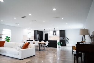 637 N Bowen Rd in Arlington, TX - Building Photo