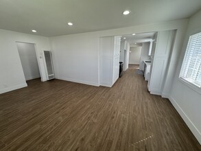 1064 W 210th St, Unit 112 in Torrance, CA - Building Photo - Building Photo