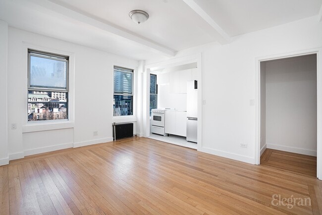 325 W 45th St in New York, NY - Building Photo - Building Photo