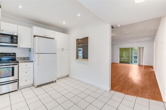 8940 S Hollybrook Blvd in Pembroke Pines, FL - Foto de edificio - Building Photo