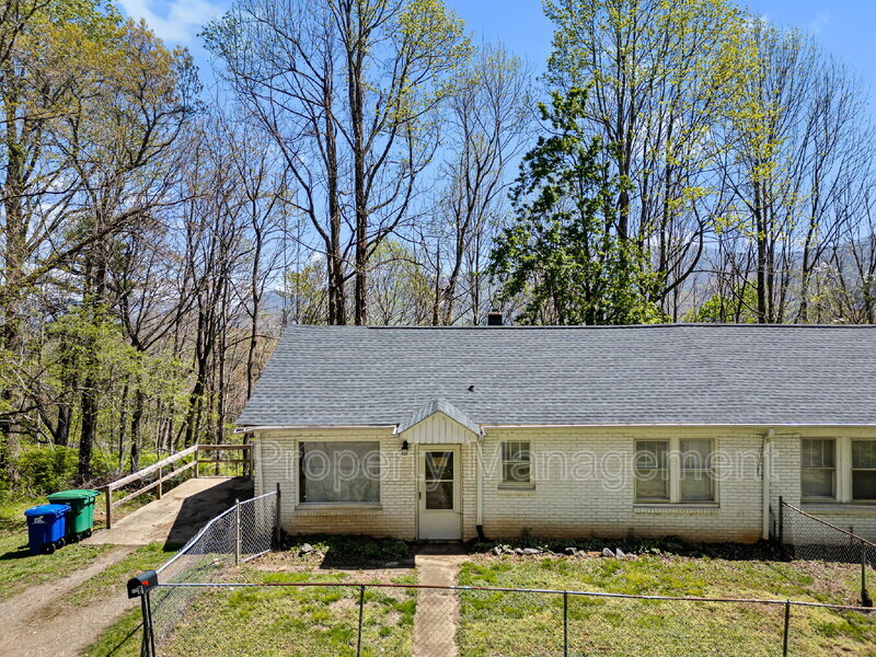 118 Pine Hill Dr in Swannanoa, NC - Building Photo