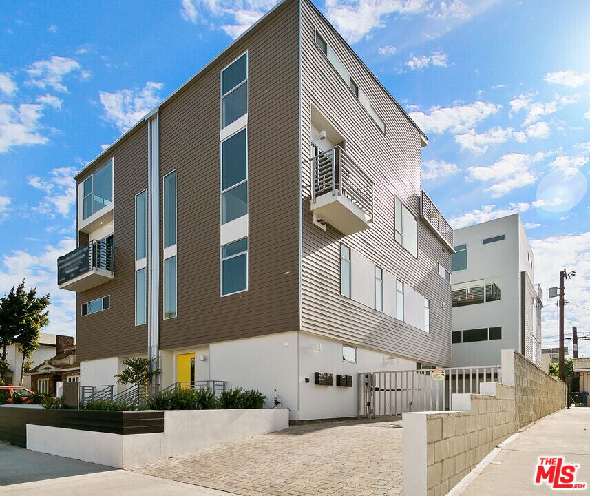 421 S Wilton Pl in Los Angeles, CA - Building Photo
