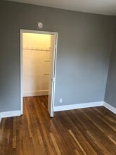 426 Clinton St, Unit Upper in Wyandotte, MI - Foto de edificio - Building Photo
