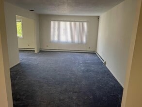 6 Seabreeze Ln. in West Islip, NY - Building Photo - Building Photo