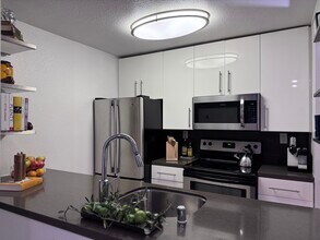 141 S Clark Dr, Unit 101 in Los Angeles, CA - Building Photo - Building Photo