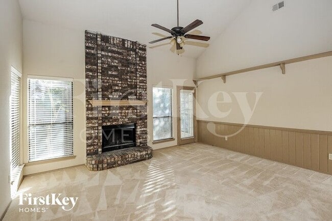 1396 Chinaberry Dr in Lewisville, TX - Foto de edificio - Building Photo