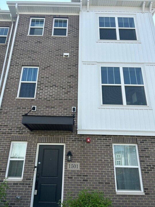 1501 Denny Wy in Des Plaines, IL - Building Photo