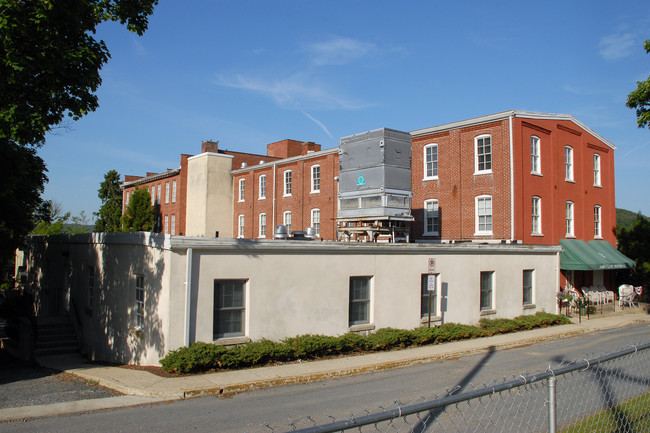 John F. Lutz Apartments in Reading, PA - Foto de edificio - Building Photo