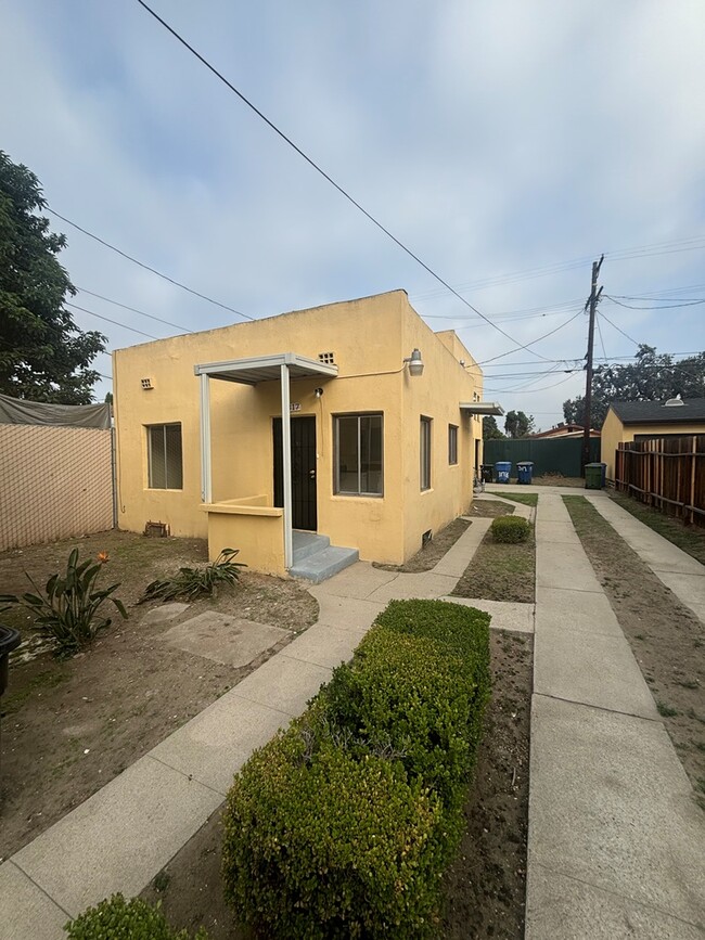 317 E 61st St in Long Beach, CA - Foto de edificio - Building Photo