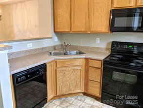 116 Town Center Dr in Mooresville, NC - Building Photo - Building Photo