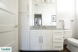 340 W 25th St, Unit 10-302 in Charlotte, NC - Foto de edificio - Building Photo