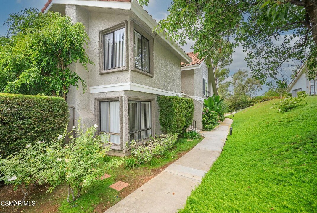 925 Thistlegate Rd in Oak Park, CA - Building Photo