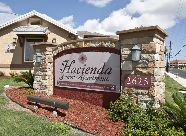 Lulac Hacienda Apartments in Corpus Christi, TX - Building Photo - Building Photo