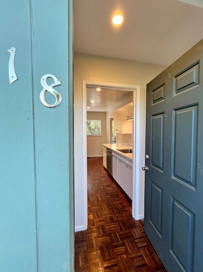 18 Walnut Ave, Unit 18 in Larkspur, CA - Building Photo - Building Photo
