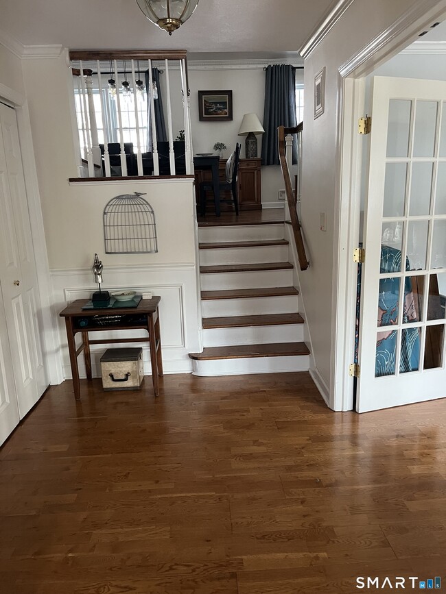 55 Rolling Wood Dr in Stamford, CT - Foto de edificio - Building Photo