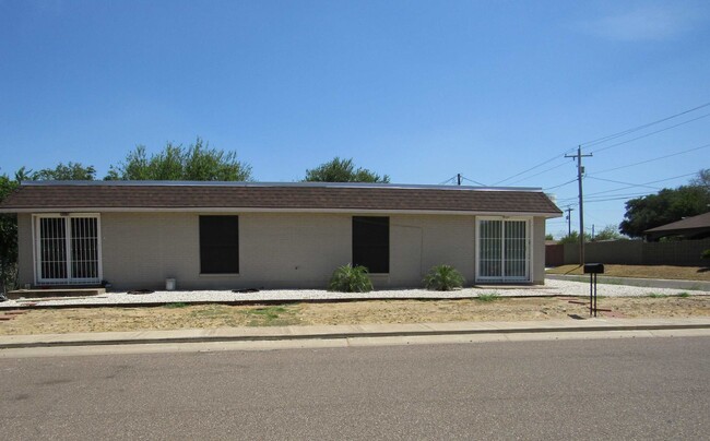 2403 E Frost St in Laredo, TX - Foto de edificio - Building Photo