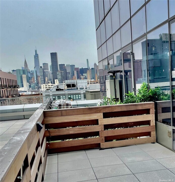 3 Ct Square W-Unit -504 in Queens, NY - Building Photo