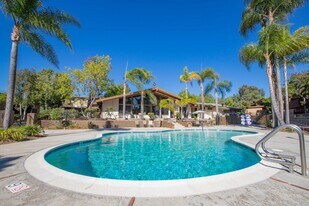 1130 Meadow Lake Dr, Unit 06 in Vista, CA - Building Photo