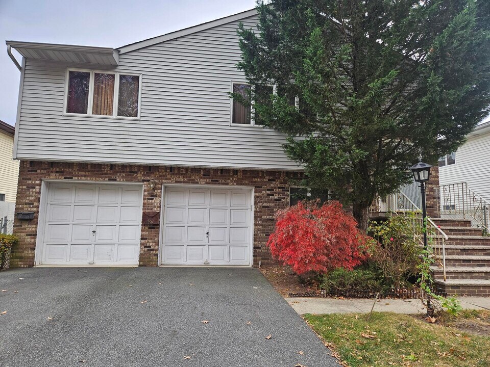 258 Lee St in Elmwood Park, NJ - Building Photo