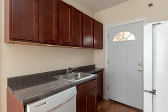 617 W Cornelia Ave, Unit J02P in Chicago, IL - Foto de edificio - Building Photo