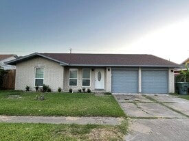 3313 Pine St in Galveston, TX - Building Photo