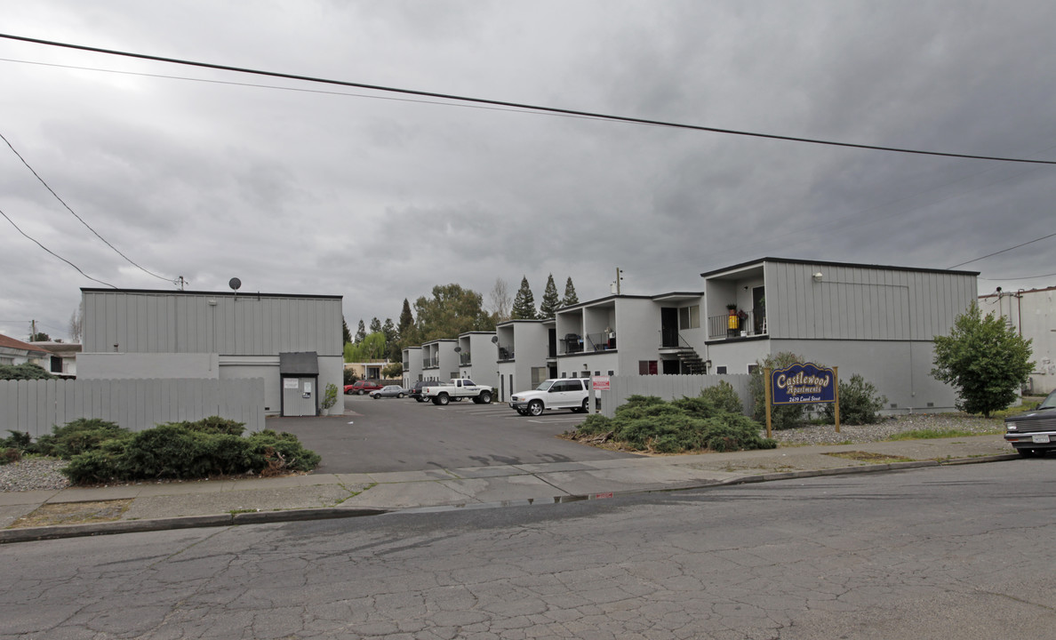 Castlewood Apartments in Napa, CA - Building Photo