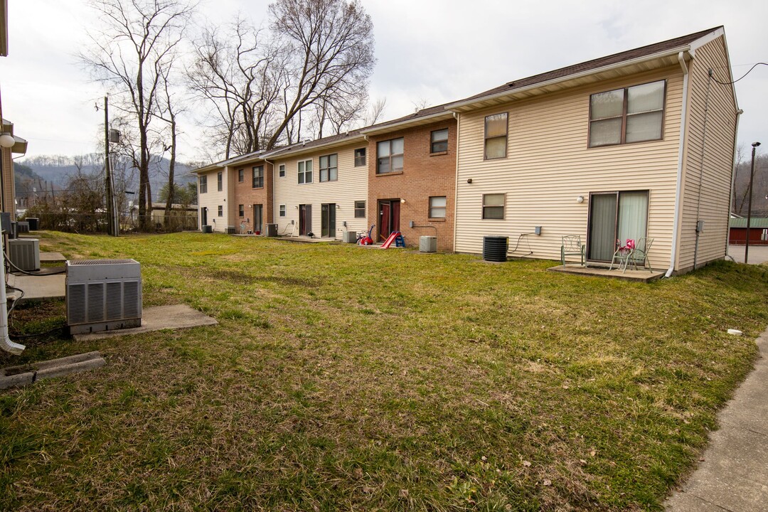 Quail Hollow Apartments in Inez, KY - Building Photo