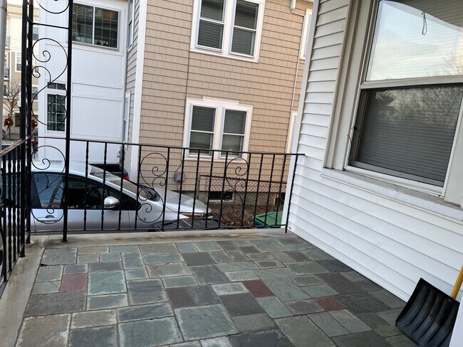 10 Hill St, Unit 1 in Somerville, MA - Building Photo - Building Photo