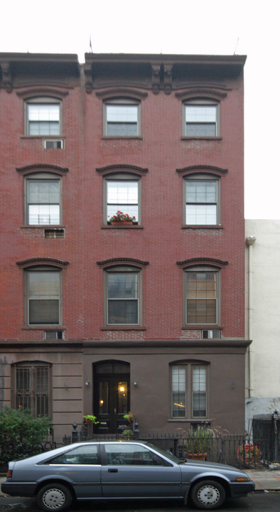 210 E 11th St in New York, NY - Foto de edificio